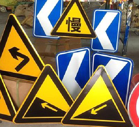 合江标识标牌中颜色的确定是很重要的。